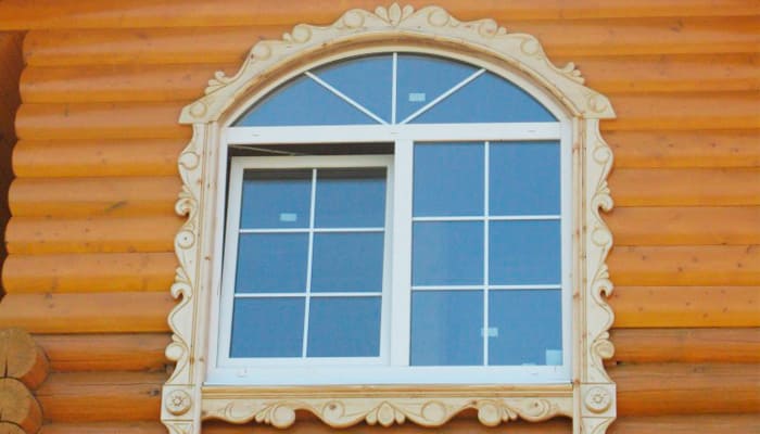 Арочное окно в деревянном доме