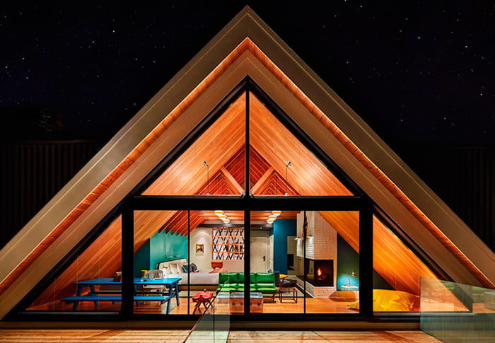 Треугольные деревянные окна